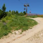 Sessellift Ochsenkopf mit Trail im Vordergrund